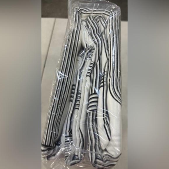 City Scene Mainline White Duvet Cover & Sham Bedding Set King - Picture 10 of 11